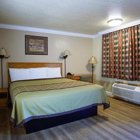 Charm Motel & Suites Burney エクステリア 写真