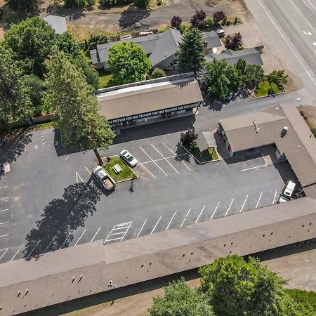 Charm Motel & Suites Burney エクステリア 写真