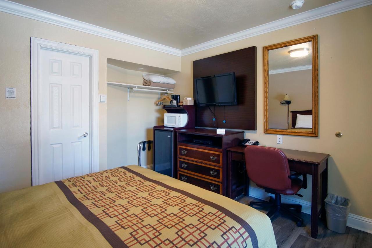 Charm Motel & Suites Burney エクステリア 写真