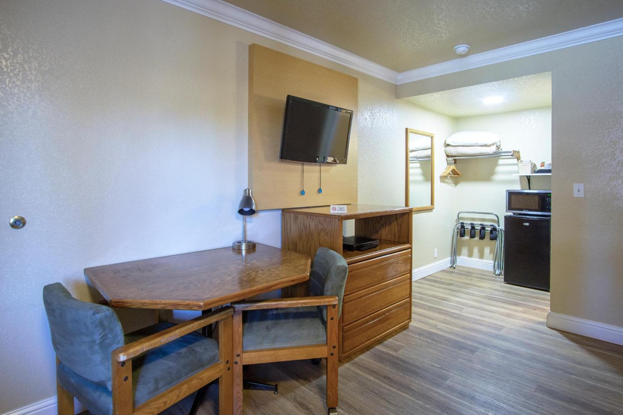 Charm Motel & Suites Burney エクステリア 写真