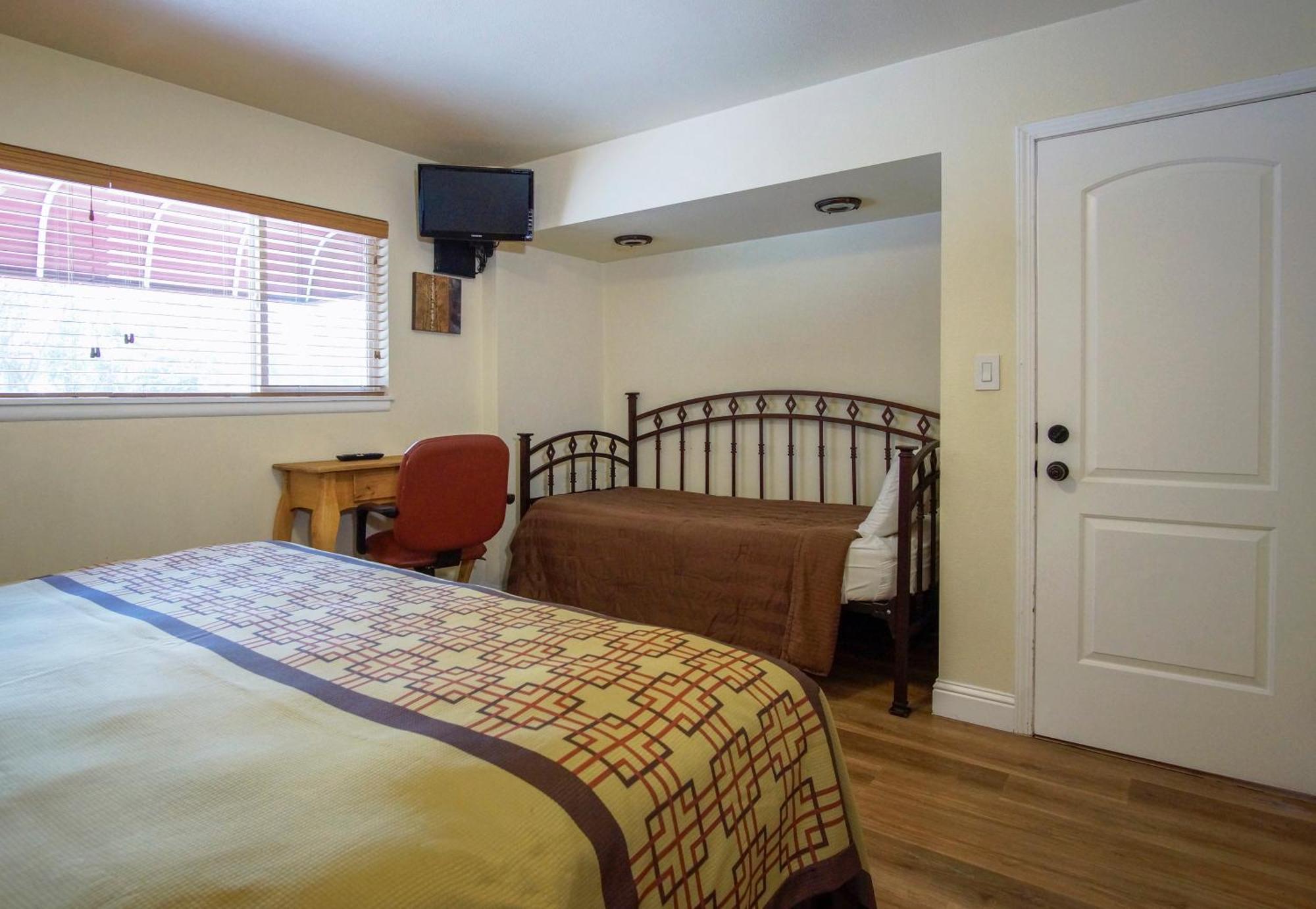 Charm Motel & Suites Burney エクステリア 写真