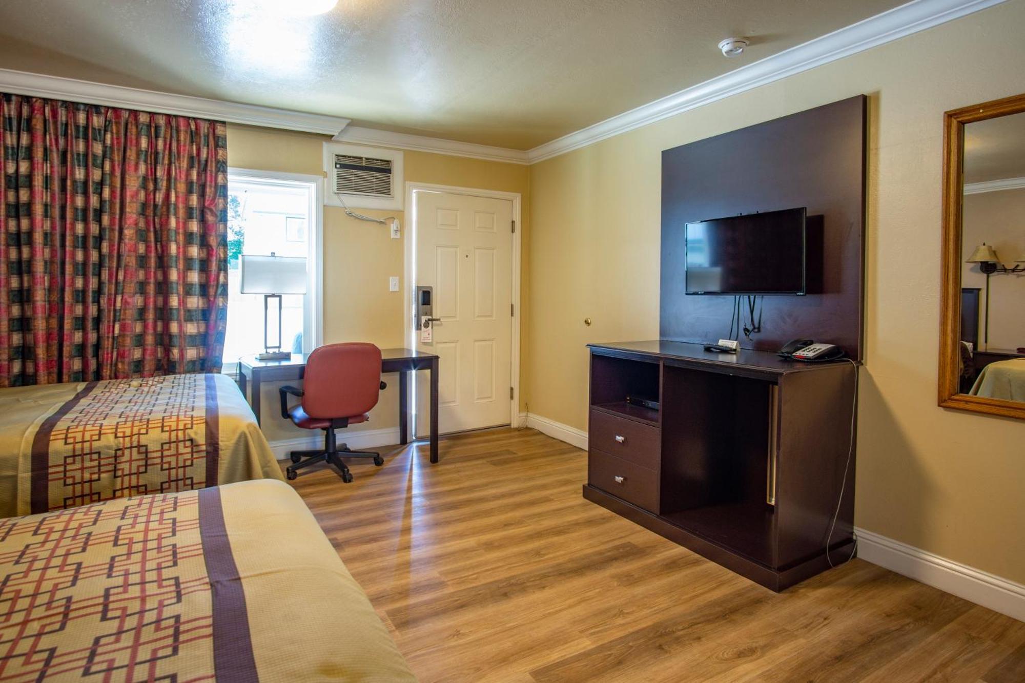 Charm Motel & Suites Burney エクステリア 写真