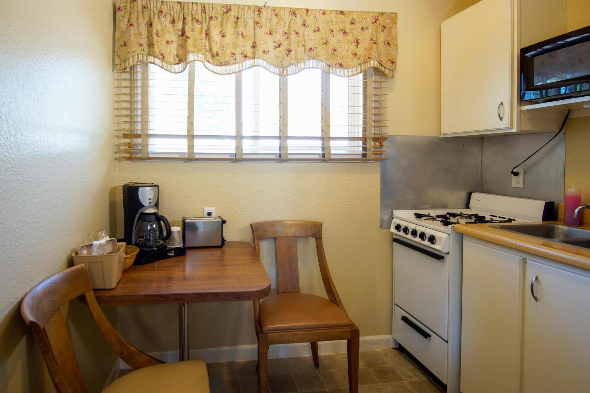 Charm Motel & Suites Burney エクステリア 写真