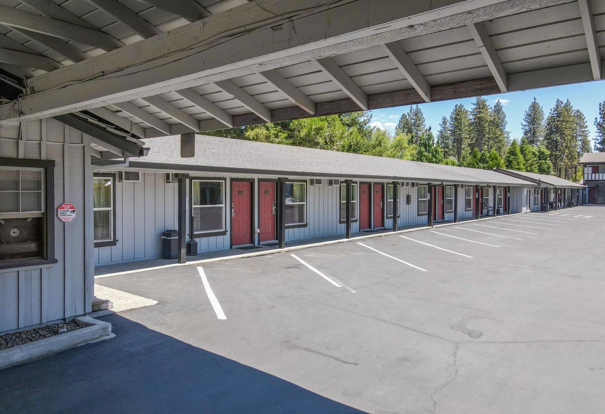 Charm Motel & Suites Burney エクステリア 写真