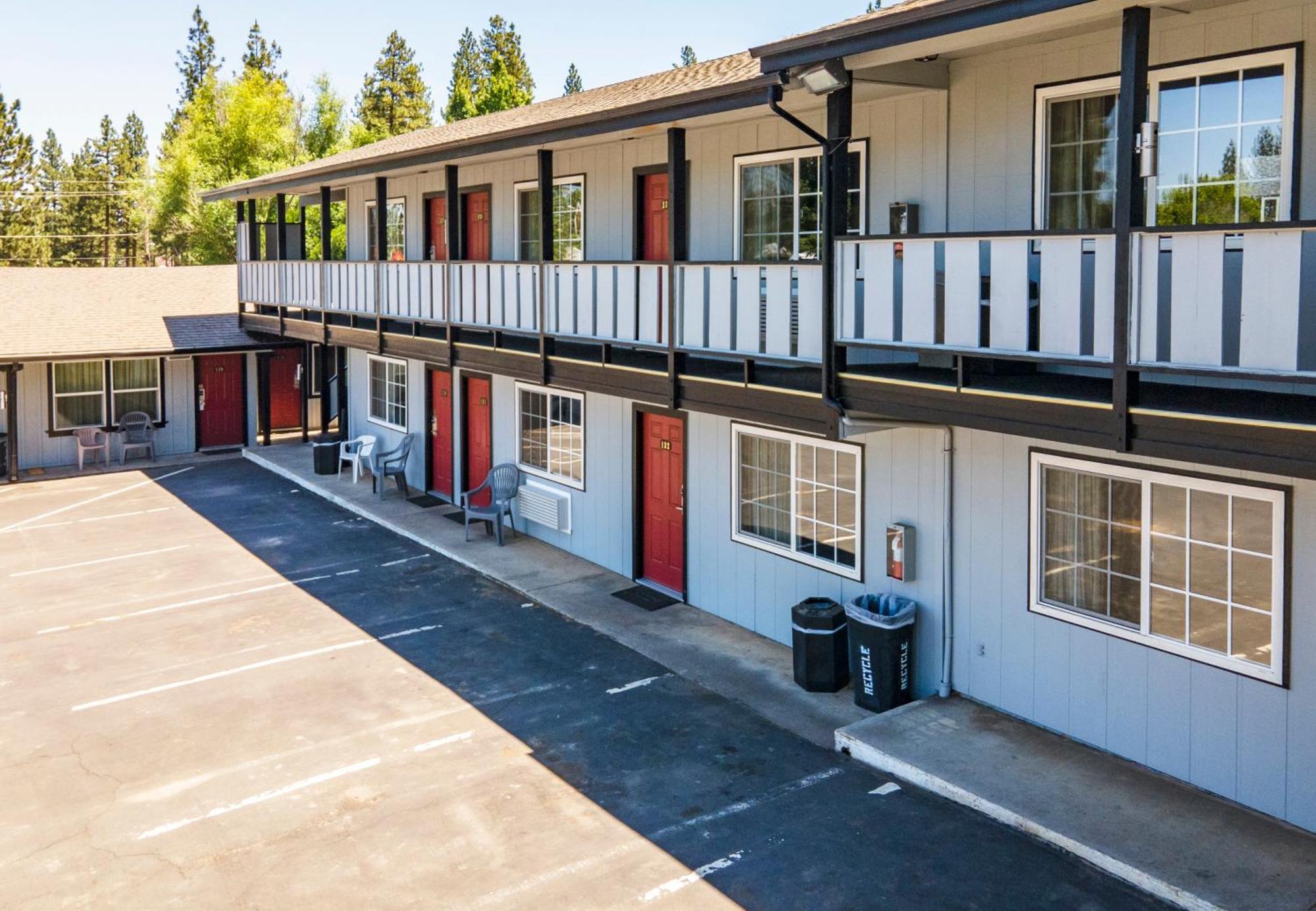 Charm Motel & Suites Burney エクステリア 写真
