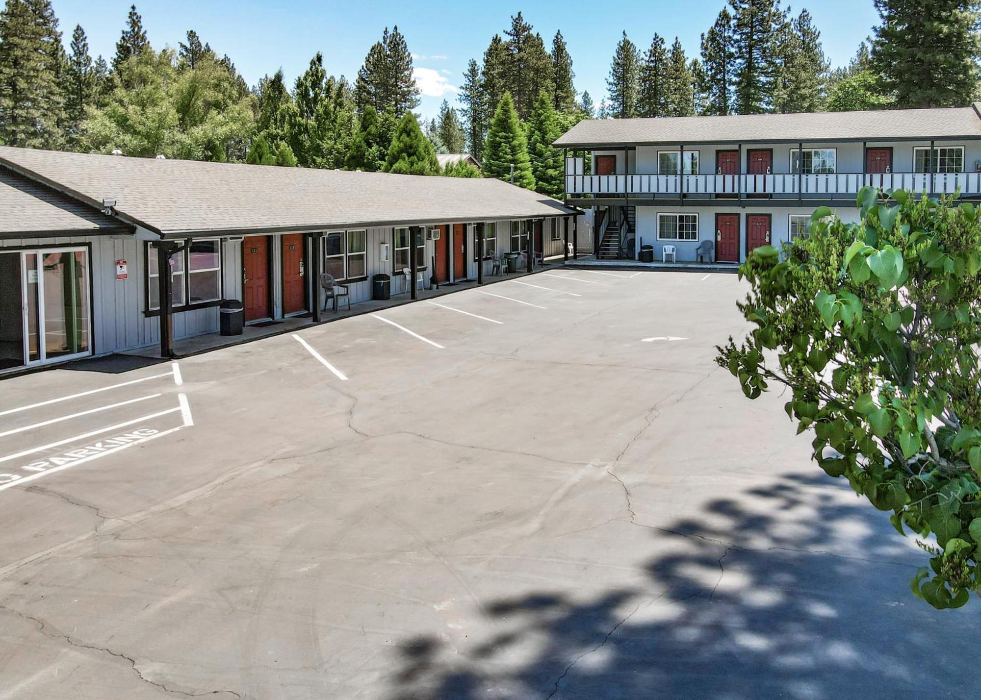 Charm Motel & Suites Burney エクステリア 写真