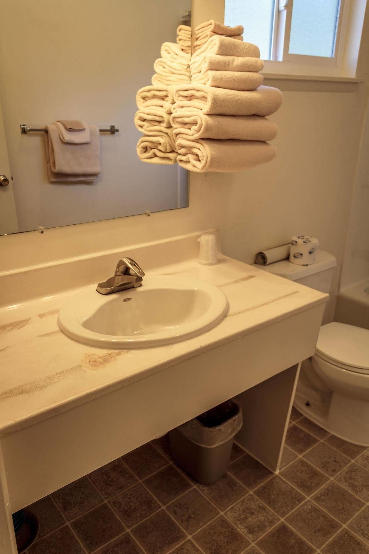 Charm Motel & Suites Burney エクステリア 写真
