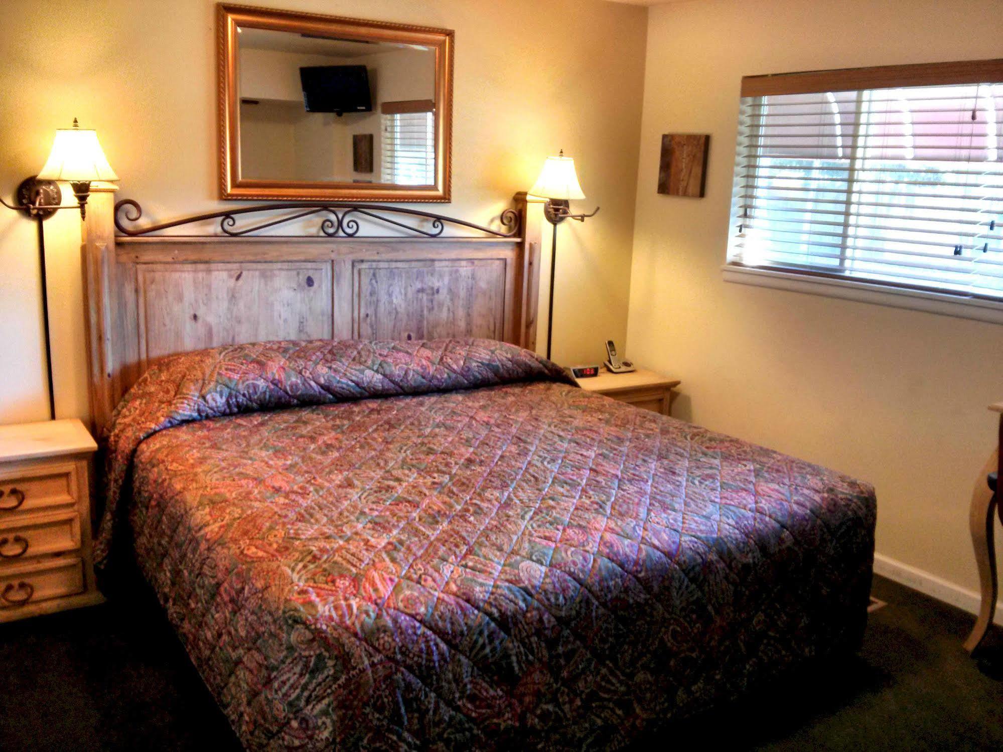 Charm Motel & Suites Burney エクステリア 写真