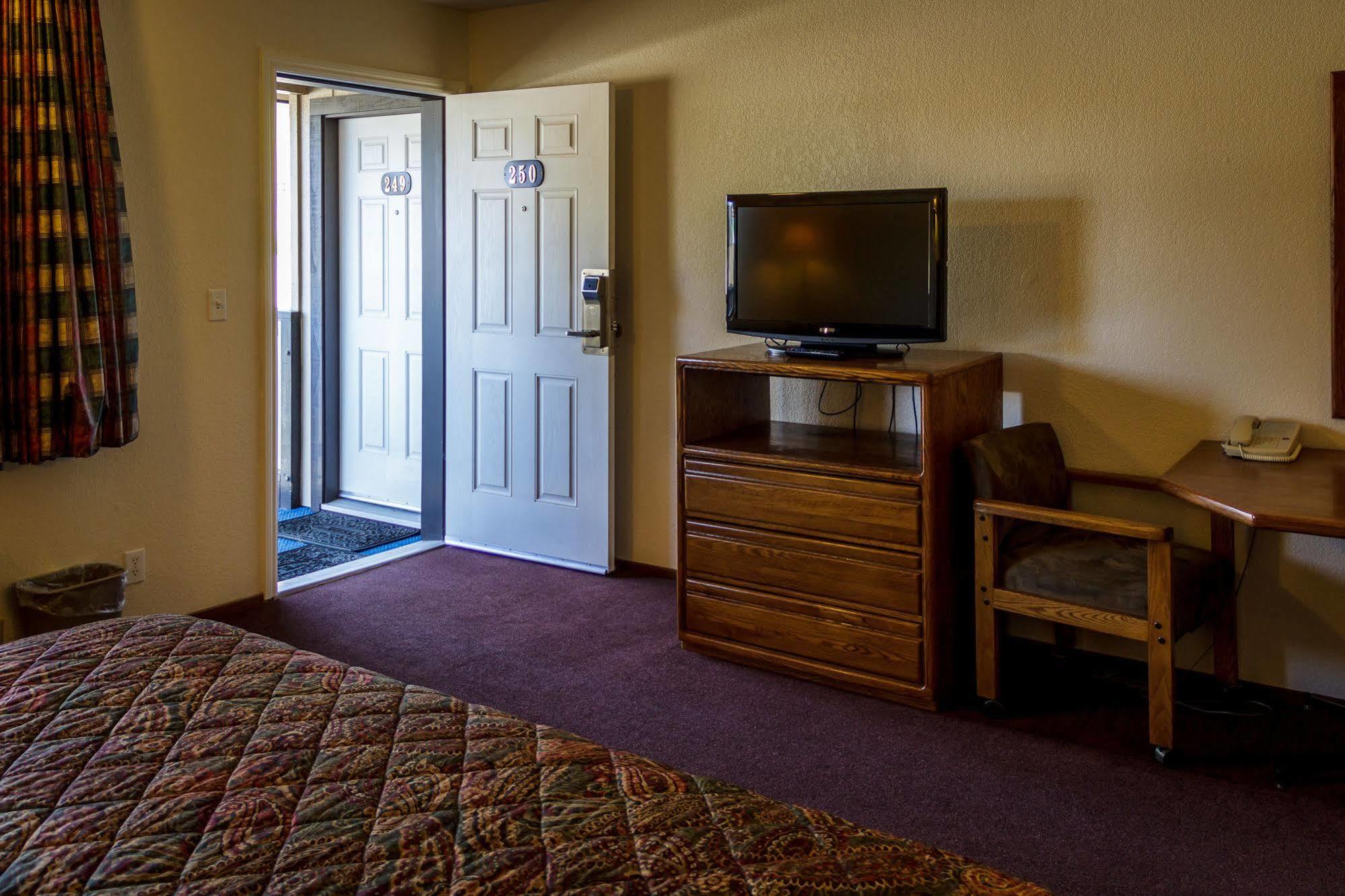Charm Motel & Suites Burney エクステリア 写真