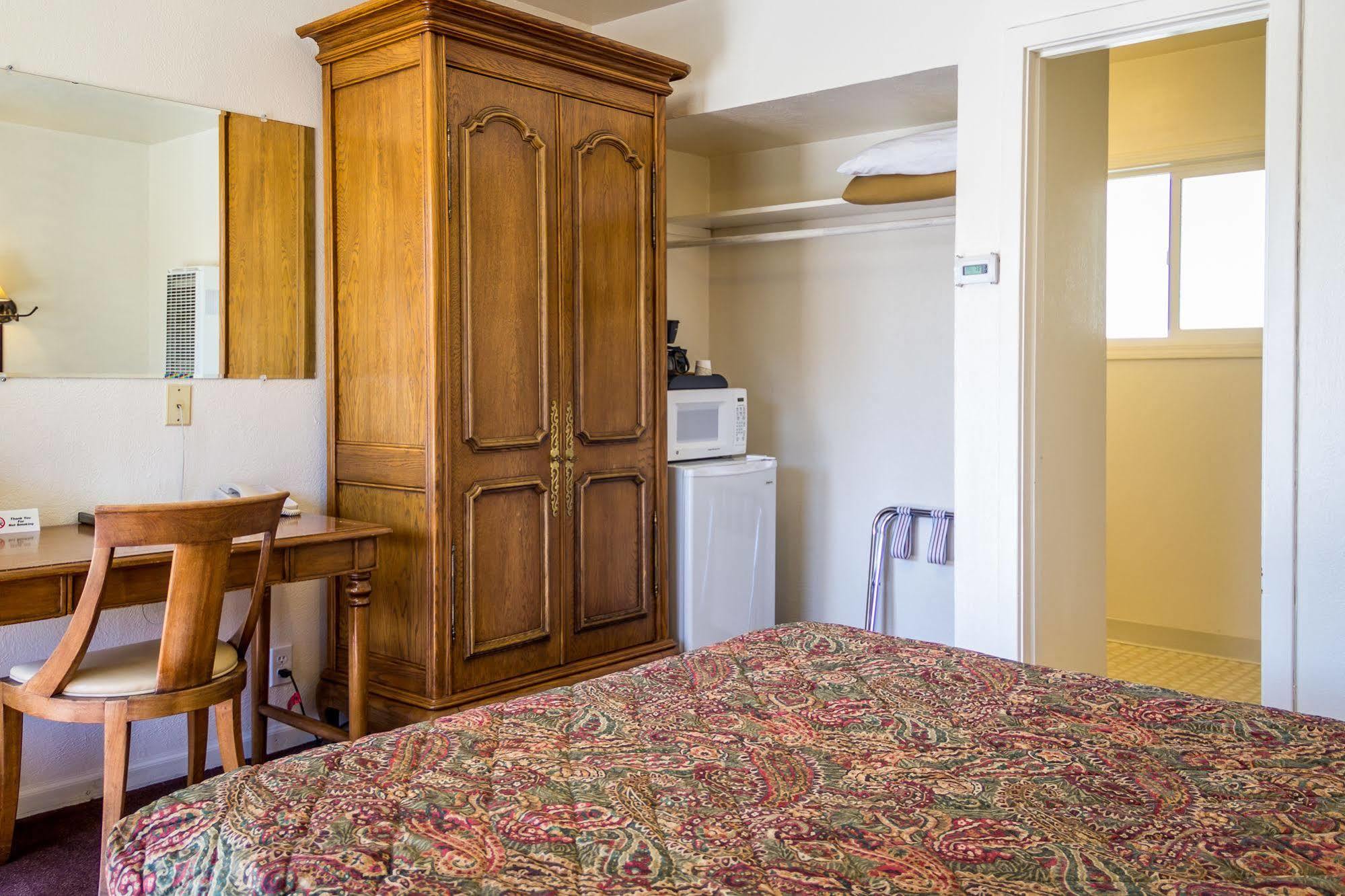 Charm Motel & Suites Burney エクステリア 写真