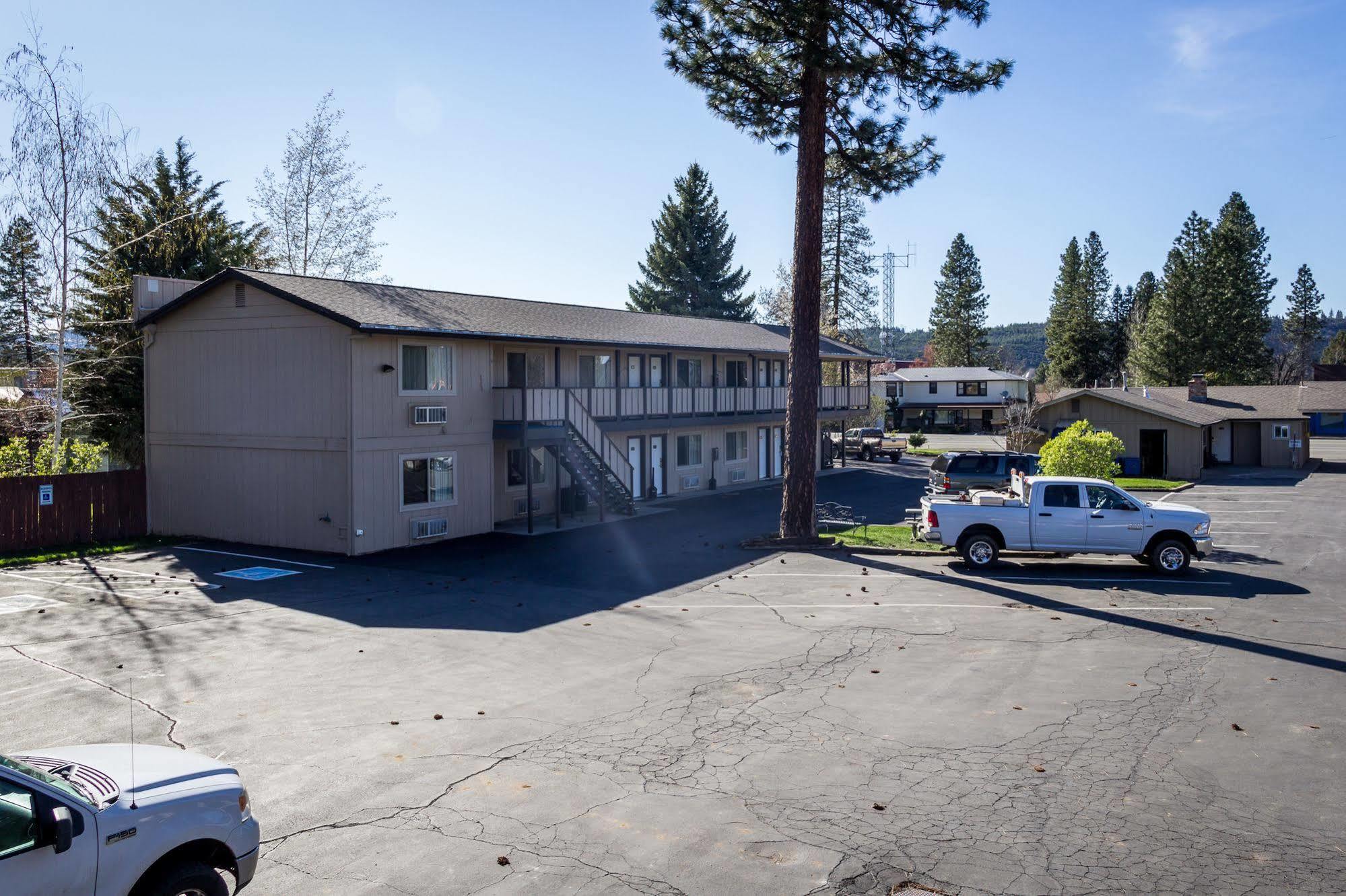Charm Motel & Suites Burney エクステリア 写真