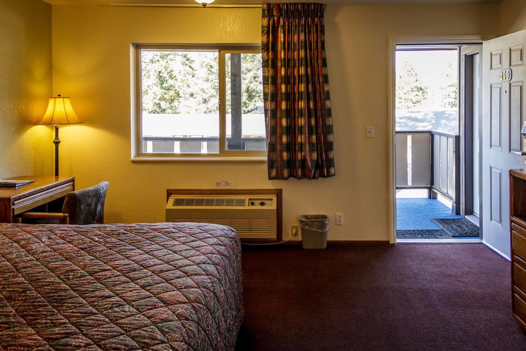 Charm Motel & Suites Burney エクステリア 写真