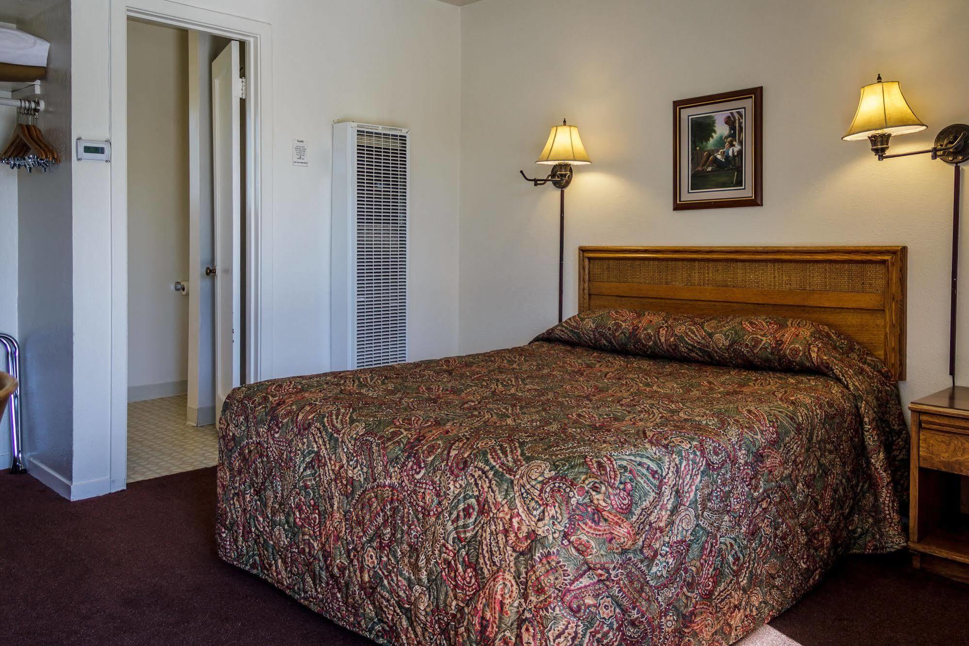 Charm Motel & Suites Burney エクステリア 写真