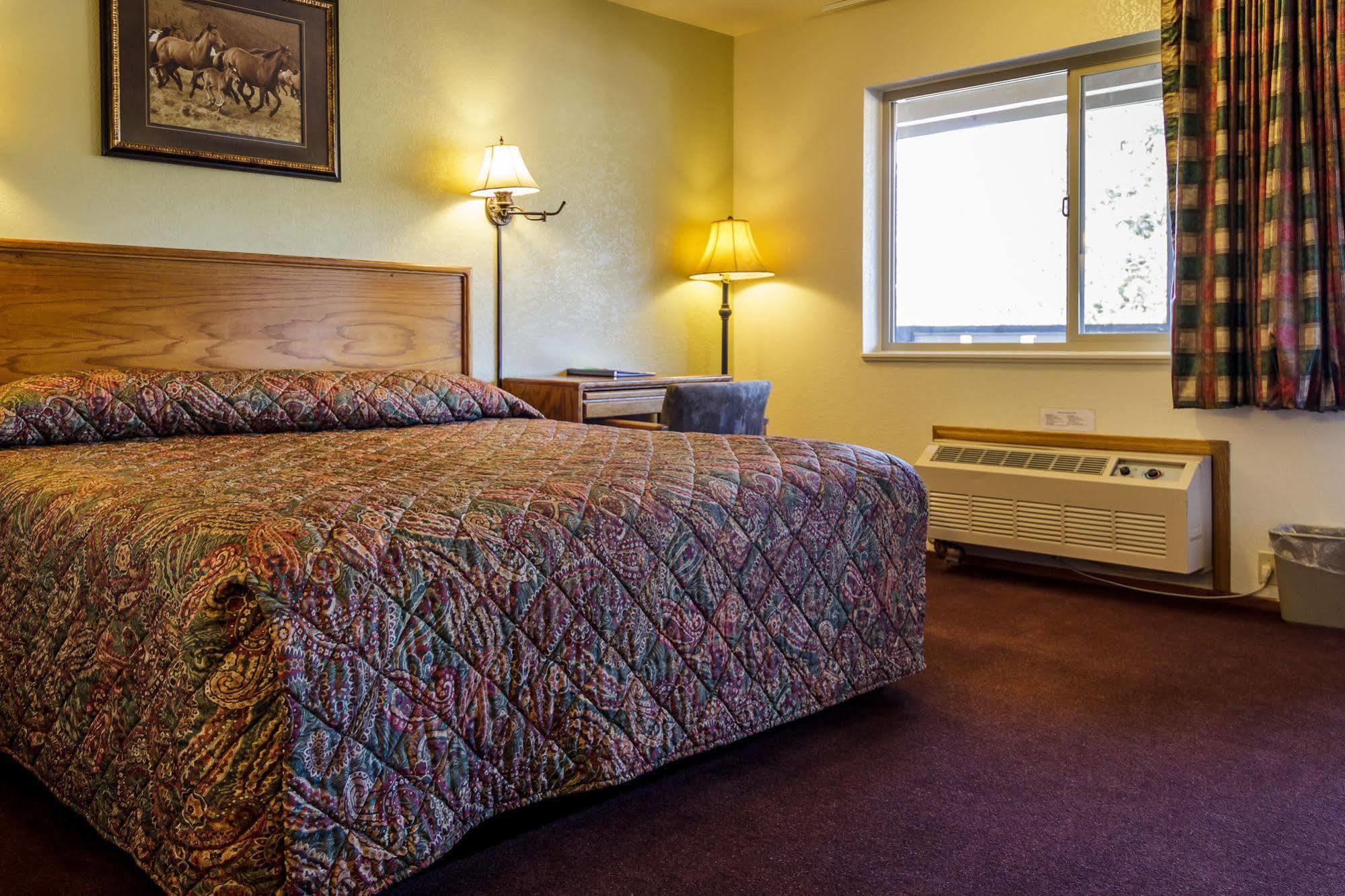 Charm Motel & Suites Burney エクステリア 写真
