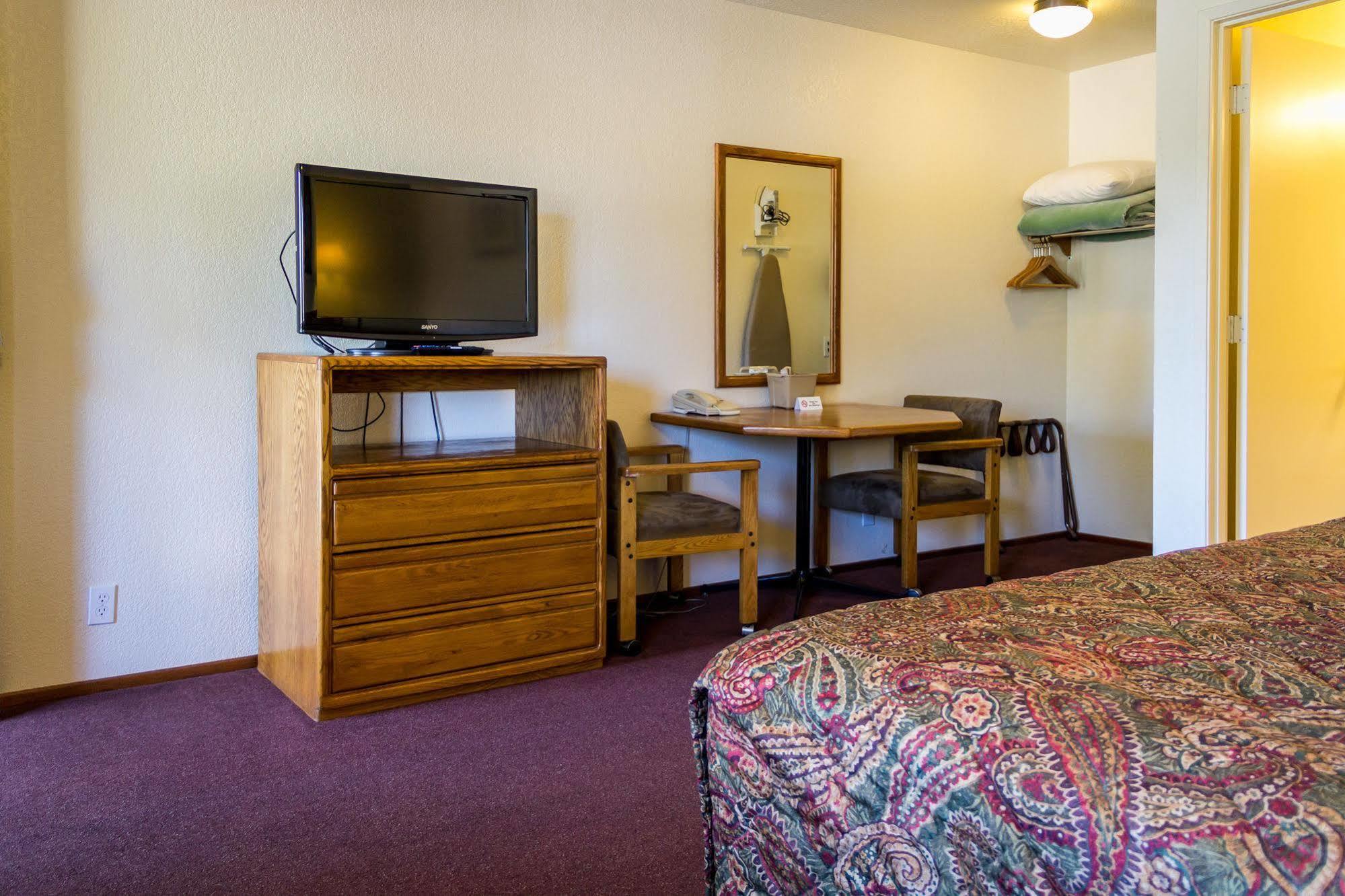 Charm Motel & Suites Burney エクステリア 写真